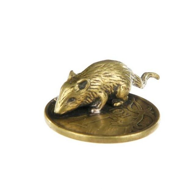 Amulet sa usa ka pitaka nga mouse nga adunay usa ka sensilyo alang sa suwerte sa mga butang sa salapi